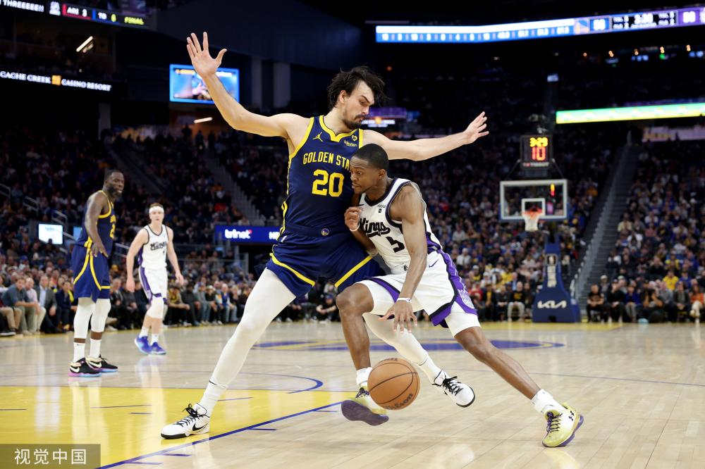 一个激动人 一个激动人